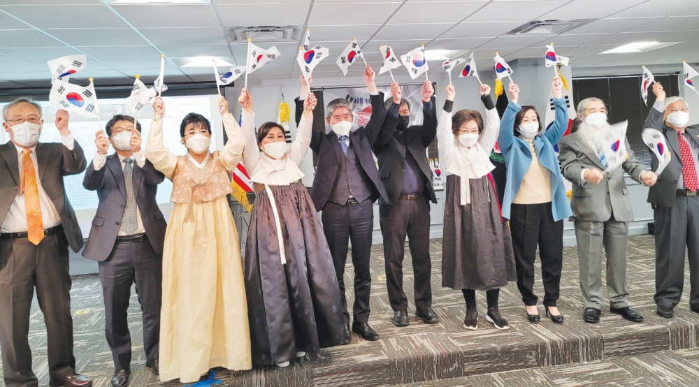 3개 한인회 공동주최 3.1절 기념행사에서 참석자들이 만세삼창을 외치고 있다. 3개 한인회 공동주최 3.1절 기념행사에서 참석자들이 만세삼창을 외치고 있다.