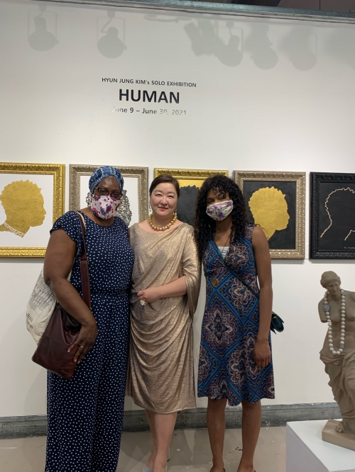 전시 작품 앞에서 관람객과 포즈를 취한 김현정 작가(사진 중앙). 전시 작품 앞에서 관람객과 포즈를 취한 김현정 작가(사진 중앙).