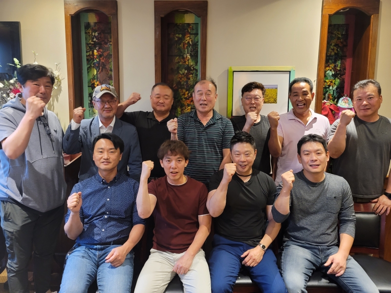 수도권버지니아한인회 모임에 참석한 임원 이사들이 발전을 위한 파이팅을 외치고 있다. 수도권버지니아한인회 모임에 참석한 임원 이사들이 발전을 위한 파이팅을 외치고 있다.