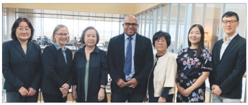 왼쪽부터 정영아 조지메이슨대학 교수, 앤 아디스 인문사회과학 대학 학장, 이광자 이사장, 모하마드 살라마 고전근현대언어학과 학과장, 김혜경 한미교육 재단 재무이사, 문지혜 조지메이슨대학 교수, 김 대용 조지메이슨대학 교수 왼쪽부터 정영아 조지메이슨대학 교수, 앤 아디스 인문사회과학 대학 학장, 이광자 이사장, 모하마드 살라마 고전근현대언어학과 학과장, 김혜경 한미교육 재단 재무이사, 문지혜 조지메이슨대학 교수, 김 대용 조지메이슨대학 교수