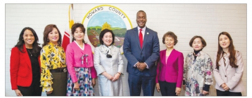 지난 20일 열린 준비회의가 열렸다. 왼쪽부터 안젤라 카벨론 카운티 군수 보좌관, 미주한인재단워싱 턴 로사 박 회장, MD시민협회 장영란 장, MD한인회 헬렌 원 회장, 캘빈 볼 하워드 카운티 군수, 송수 전하워드시니어센터회장,안수화MD시민협회이사장,에스더윤MD한인회수석부회장. 지난 20일 열린 준비회의가 열렸다. 왼쪽부터 안젤라 카벨론 카운티 군수 보좌관, 미주한인재단워싱 턴 로사 박 회장, MD시민협회 장영란 장, MD한인회 헬렌 원 회장, 캘빈 볼 하워드 카운티 군수, 송수 전하워드시니어센터회장,안수화MD시민협회이사장,에스더윤MD한인회수석부회장.