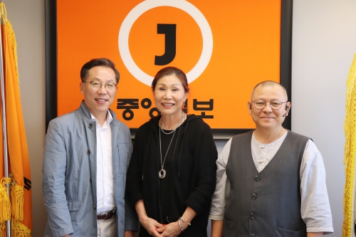 본보를 방문한 (왼쪽부터) 조현동 작가, 이태미 이사장, 석용 이주환 지화장 본보를 방문한 (왼쪽부터) 조현동 작가, 이태미 이사장, 석용 이주환 지화장