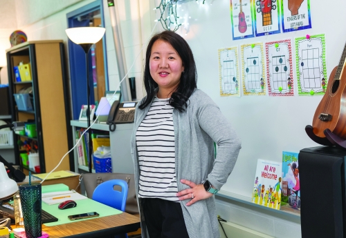 교실에서 포즈를 취한 에셀 염 교사. < Fairfax County Public Schools/Karen Bolt> 교실에서 포즈를 취한 에셀 염 교사. < Fairfax County Public Schools/Karen Bolt>