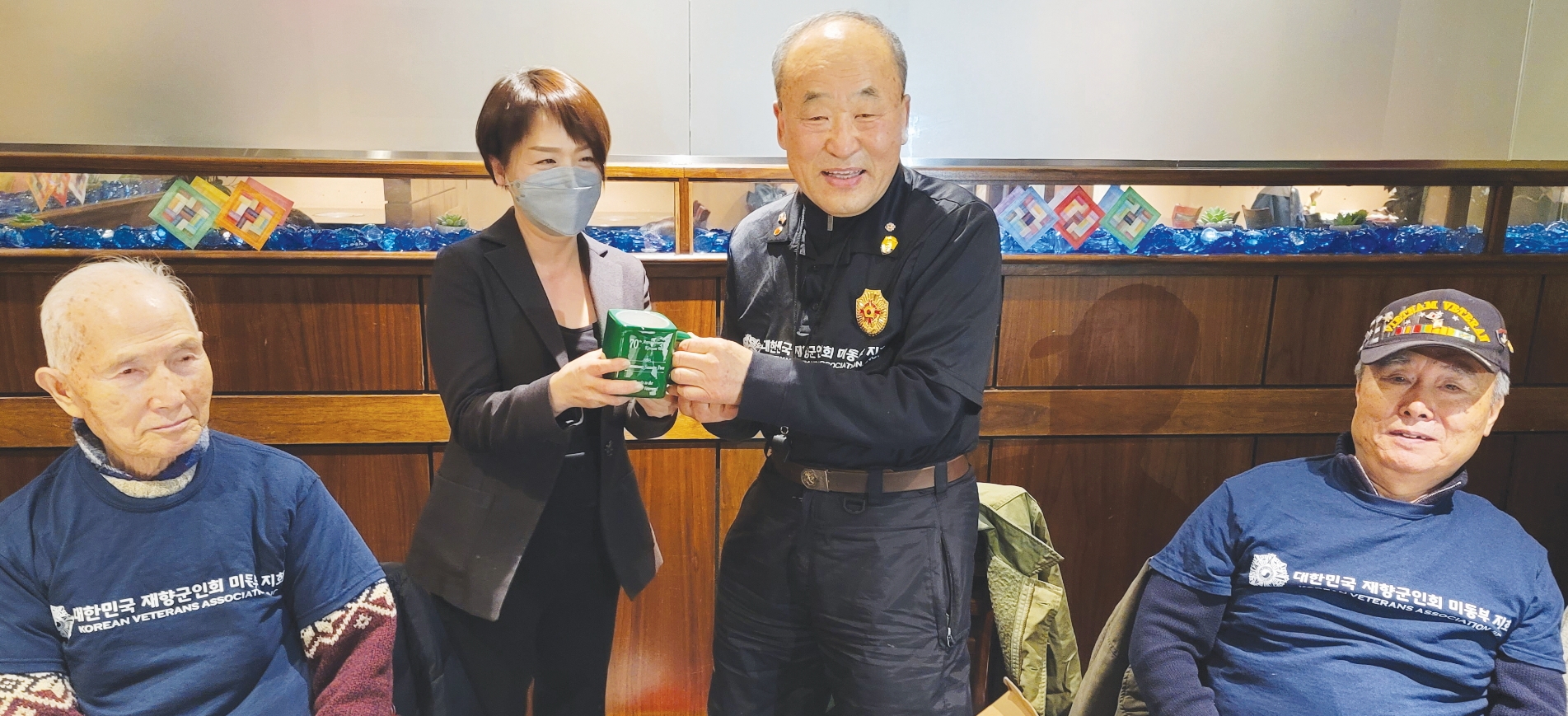 김인철 회장(우)이 린다 정 매니저에게 기념컵을 전달하고 있다 김인철 회장(우)이 린다 정 매니저에게 기념컵을 전달하고 있다