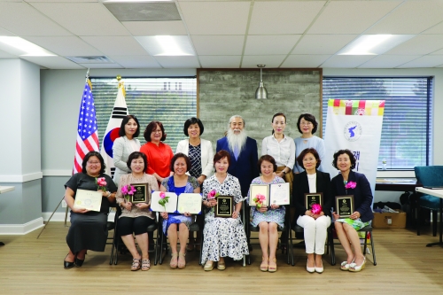 수상자들과 관계자들이 기념촬영을 했다. 윗줄 왼쪽에서 세번째부터 김선화 회장, 이청영 이사장. 아랫줄 가운데는 추성희 교장. 수상자들과 관계자들이 기념촬영을 했다. 윗줄 왼쪽에서 세번째부터 김선화 회장, 이청영 이사장. 아랫줄 가운데는 추성희 교장.